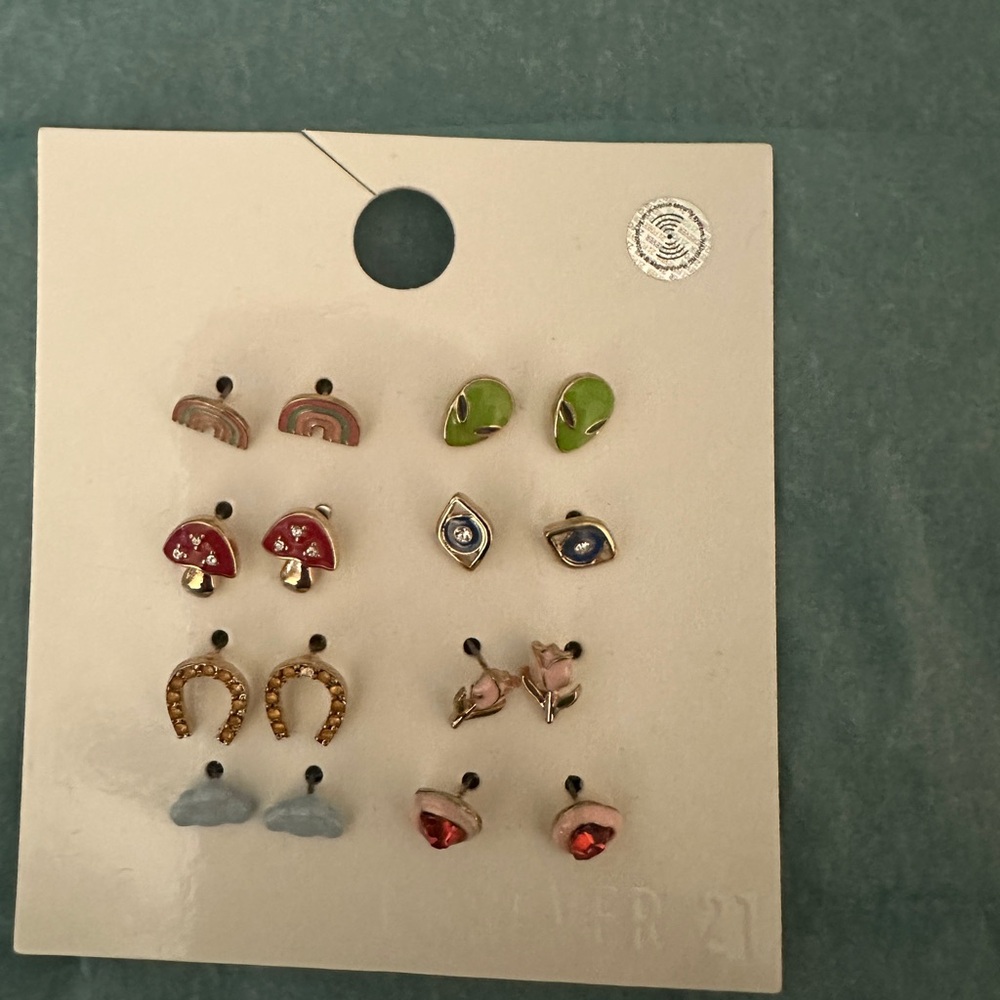 Forever 21 Assorted Gold and Silver Earring Collection - Picture 4 of 8